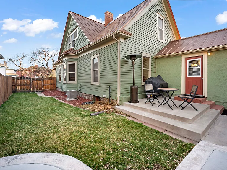 326 E Monument St — Photo 2