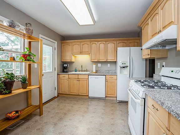 5th image of 7735 Kensington Ln