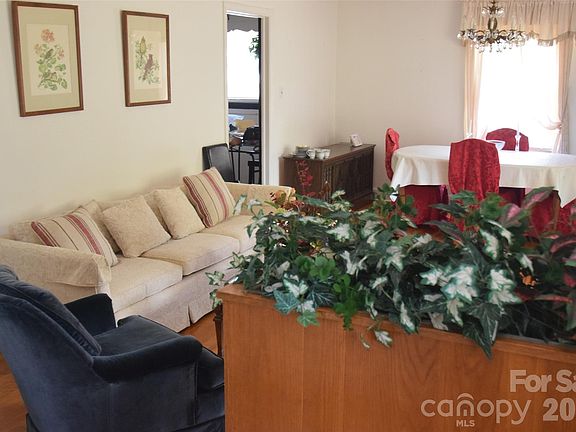 4th image of 531 Seneca Pl