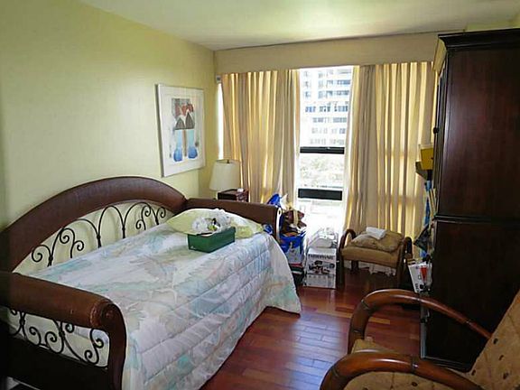 3rd image of 600 NE 36th St APT 611