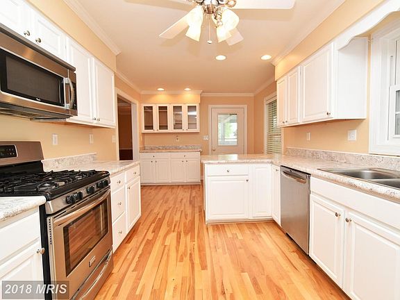 Kitchen with 5 Burner Gas Stove