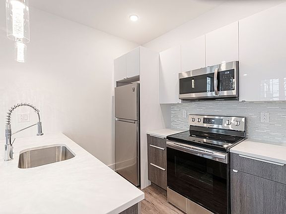 2nd image of 2623 Christian St Unit 204