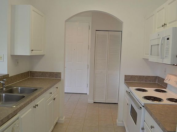3rd image of 5020 Fairways Cir Unit 202