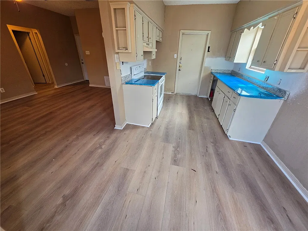 3 bed, 2.0 bath, 1034 sqft, $1,795 — Photo 3