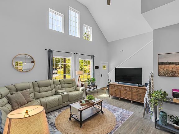 4th image of 285 Boxelder Dr
