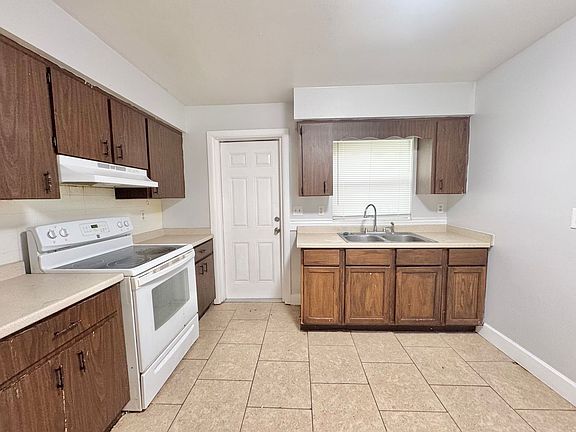 5th image of 429 NE Avenue B APT A