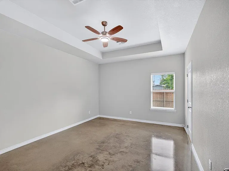 412 W Avenue C — Photo 19