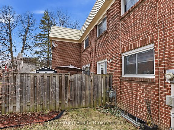 5th image of 599 Gainsborough Rd