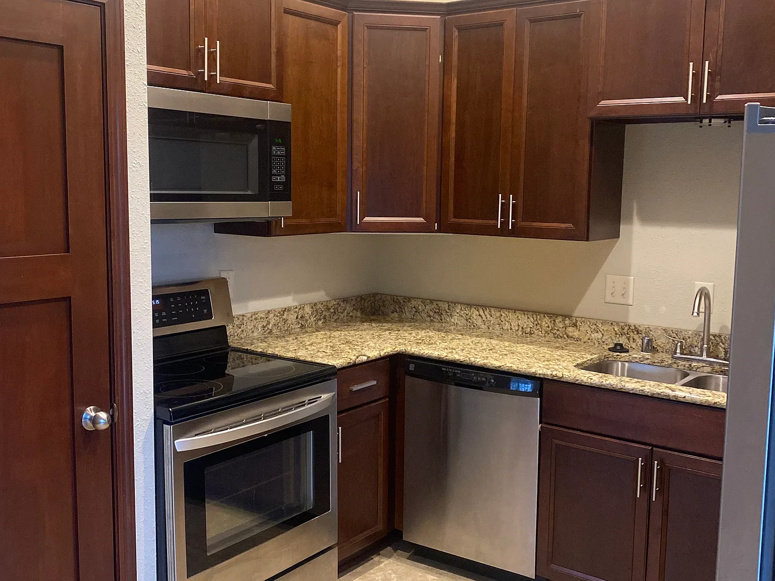 3 bed, 1800 sqft, $2,200 — Photo 3