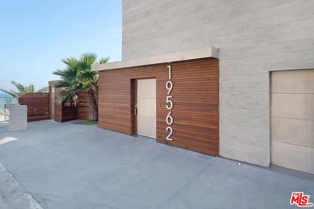 3 bed, 3.0 bath, 2580 sqft, $25,000 — Photo 2