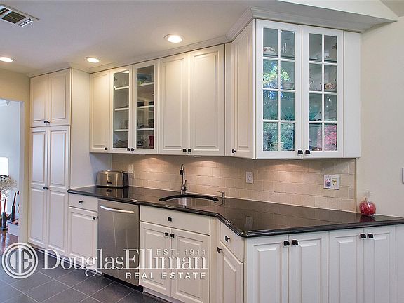 4th image of 19 Elmwood Ct