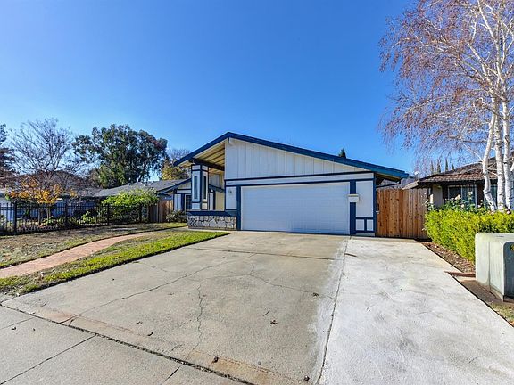 3rd image of 2937 Camarillo Dr