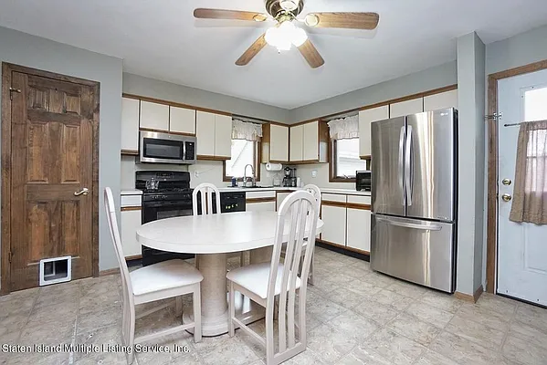 Sold by REMAX Elite | media 27