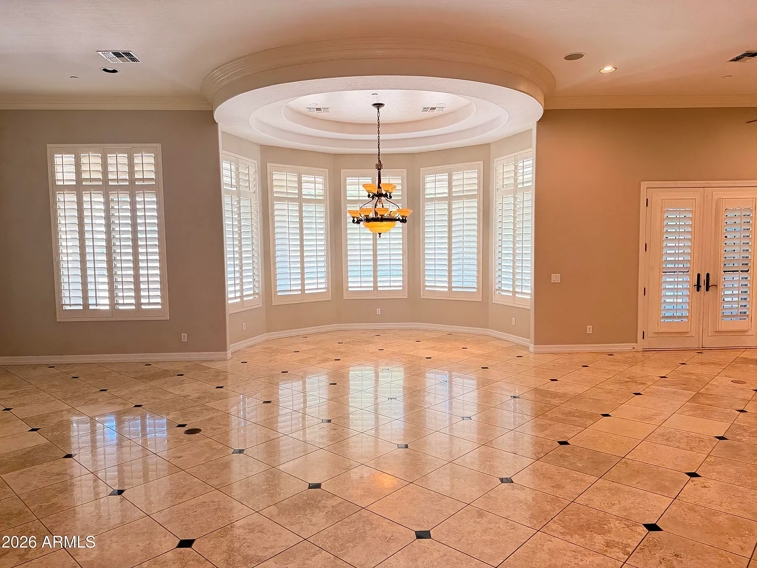 4 bed, 4.5 bath, 4571 sqft, $6,500 — Photo 4