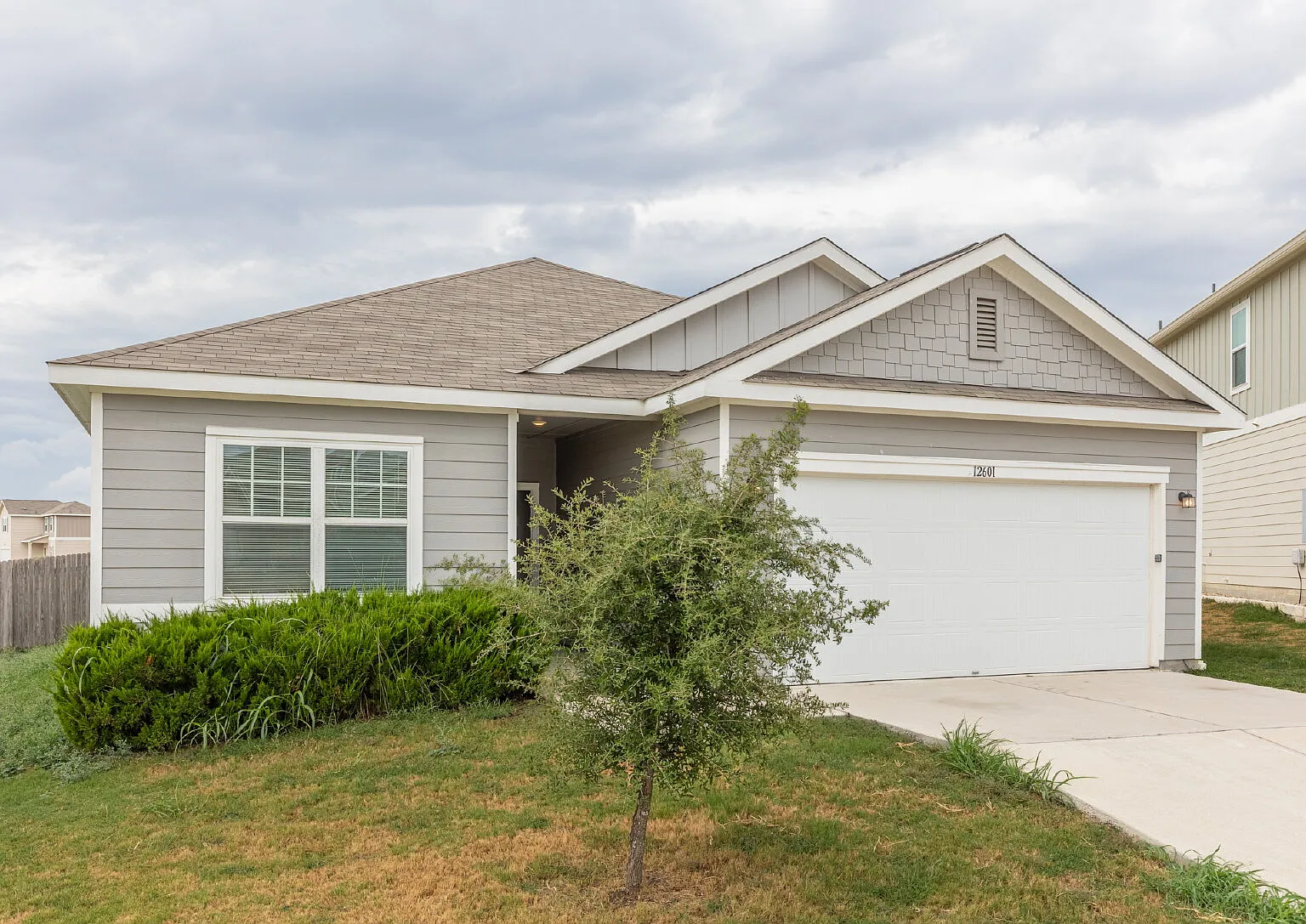 4 bed, 2.0 bath, 1827 sqft, $1,900 — Photo 3