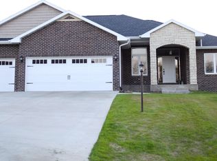 17133 Castlemaine Ln, Dubuque, IA 52001