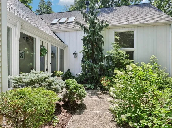 999 Goldenrod Trl, Aurora, OH 44202