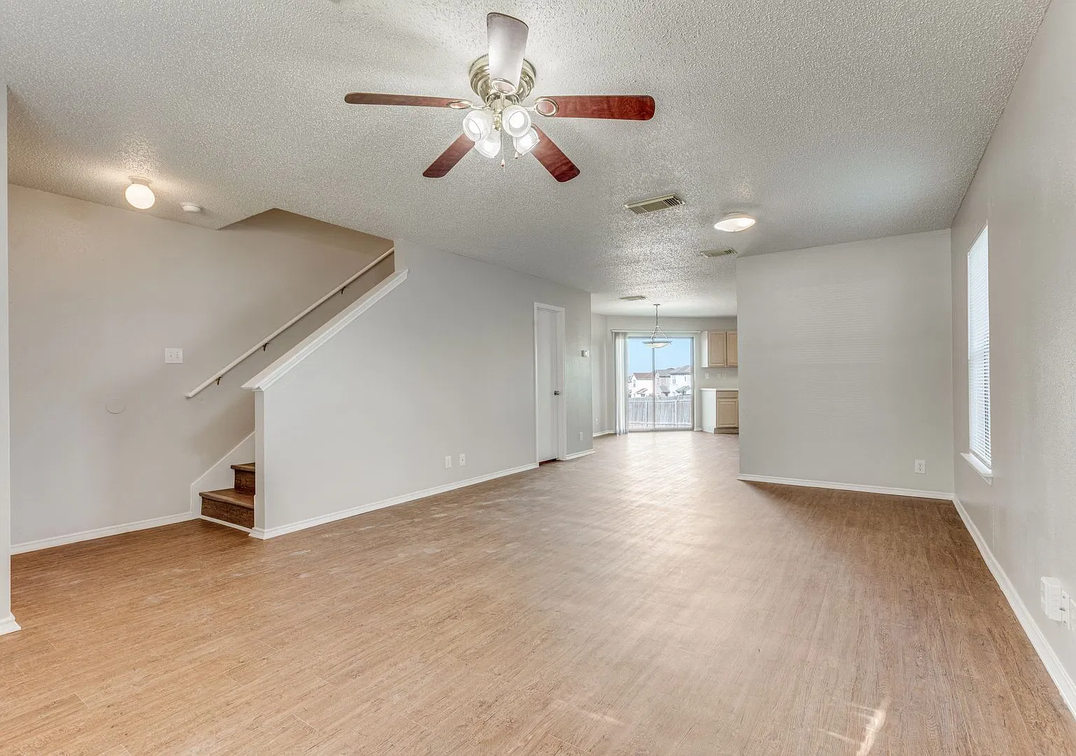 4 Bedroom/2.5 Bath Villas At Ingram Hill Subdivision — Photo 2
