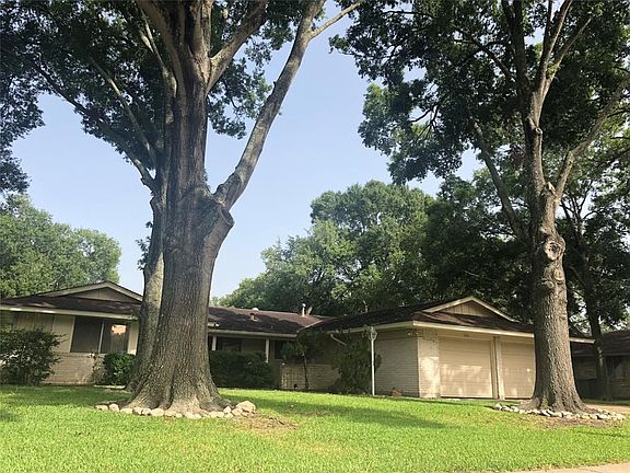 This home is just a short walk down the sidewalk to Clear Lake City Elementary. You can even ride your bike to the library, NASA Area Little League fields, and Clear Lake City Community Center. It has easy access to I-45 via Bay Area Blvd or El Dorado Blvd.