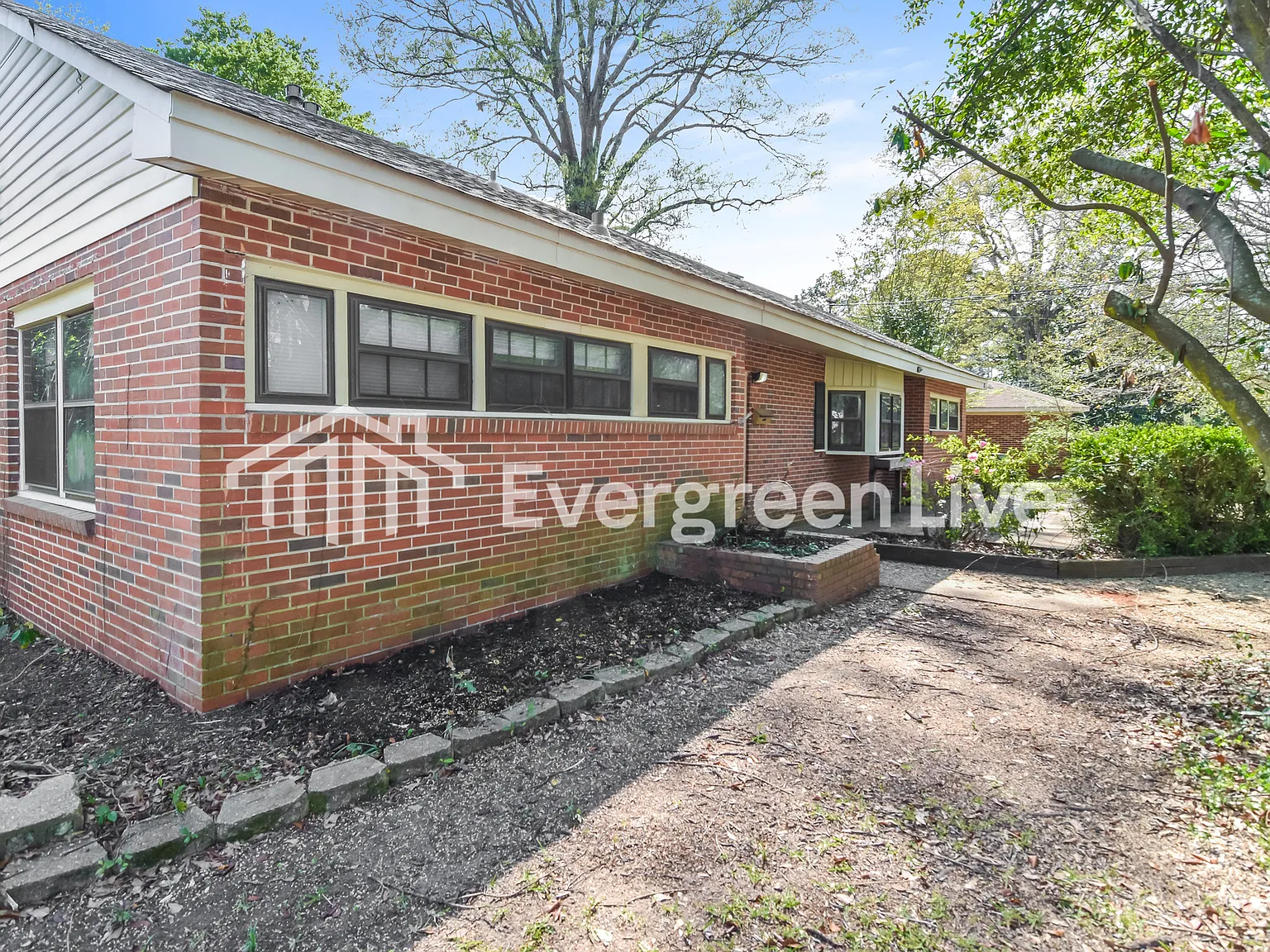 4 bed, 2.0 bath, 2179 sqft, $1,545 — Photo 2