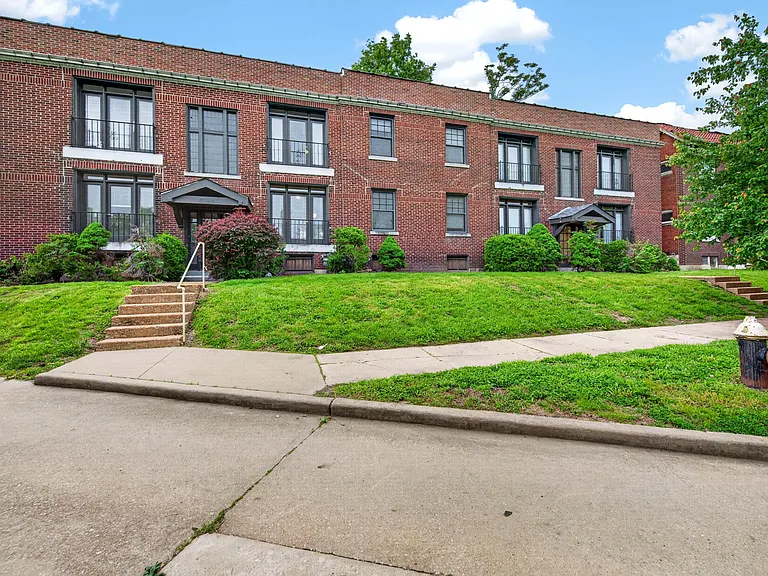 5750 Pershing Ave #2W — Photo 2