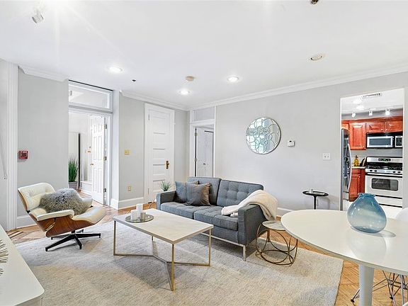 4th image of 931 Hudson St APT 3