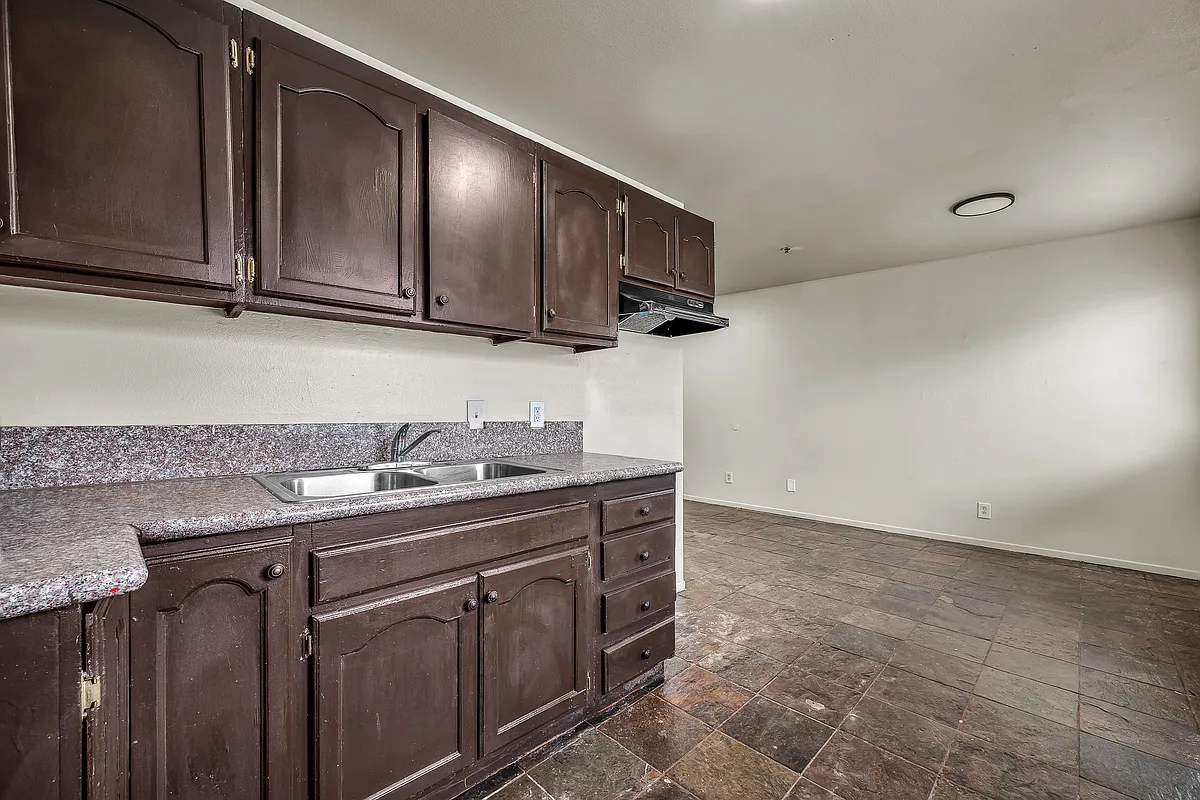 Building Photo - 5243 Huntington Dr N #4