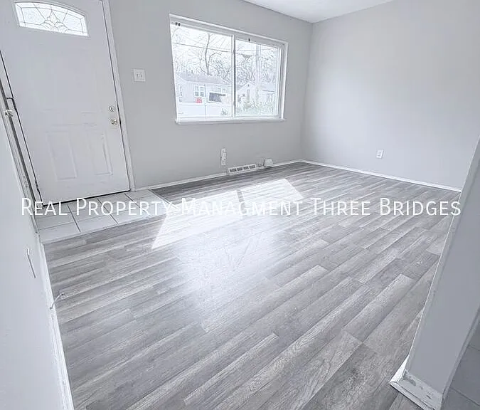241 Flora Dr — Photo 15