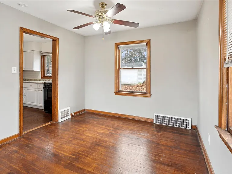 9504 S Highland Ave — Photo 8