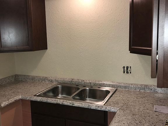 New Kitchen with high-end cabinets and new appliances