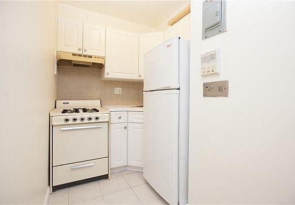 4th image of 9 W 69th St APT Pf
