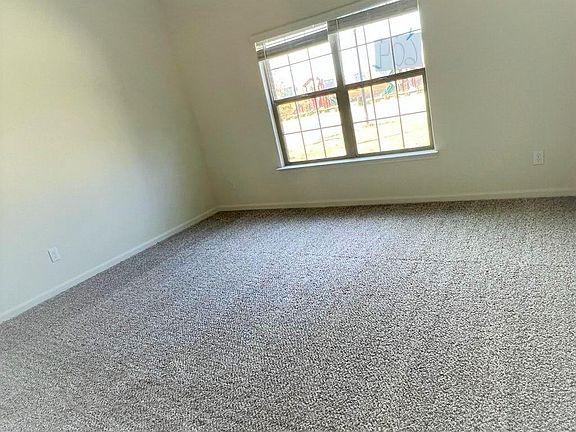 4th image of 604 Fountain Dr