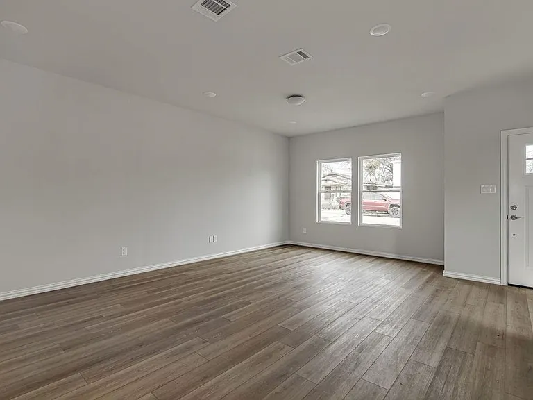 1138 E Broadway Ave — Photo 2