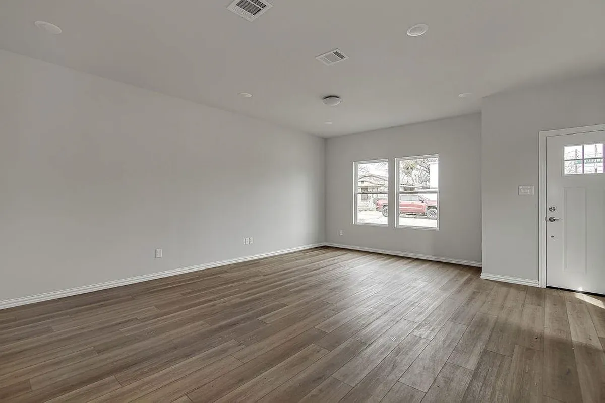 Building Photo - 1138 E Broadway Ave