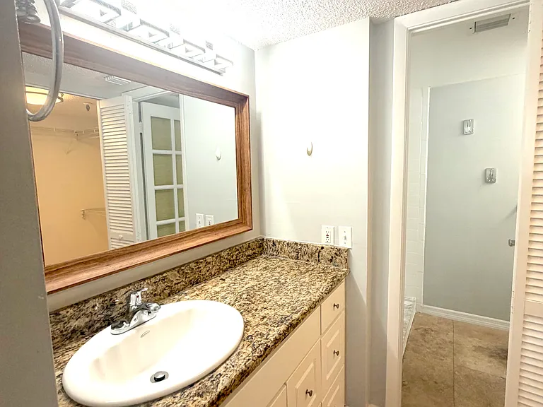 201 W Laurel St #708 — Photo 5