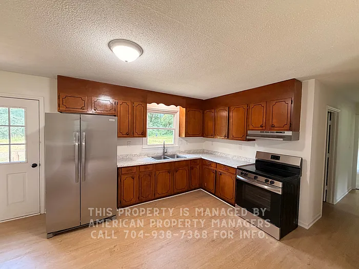 3 bed, 1.0 bath, $1,250 — Photo 3