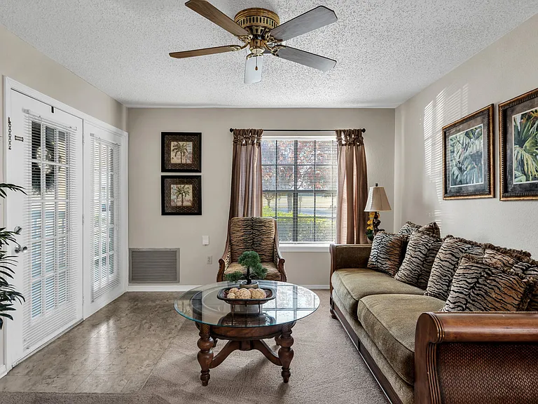 Seasons Apartments — Photo 7