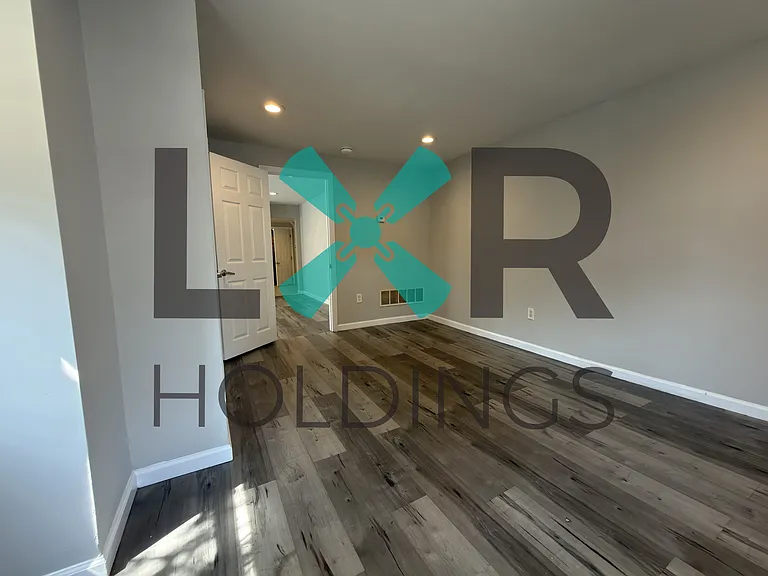 208-210 E Oak Rd — Photo 8
