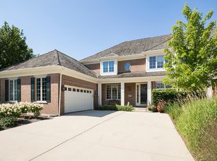 2236 Royal Ridge Dr, Northbrook, IL 60062