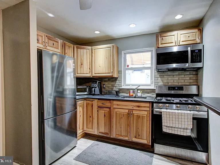 1215 Daly St — Photo 13