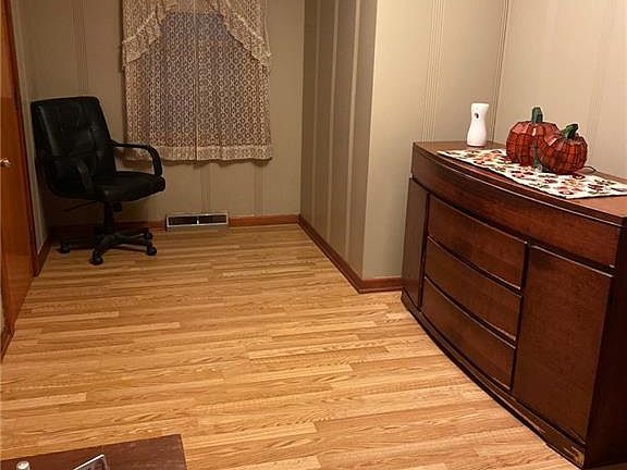 3rd image of 100 Knoll Dr