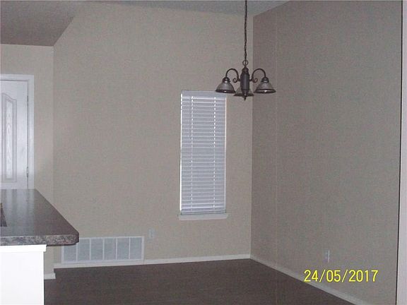 5th image of 640 SW Cancellare Ave