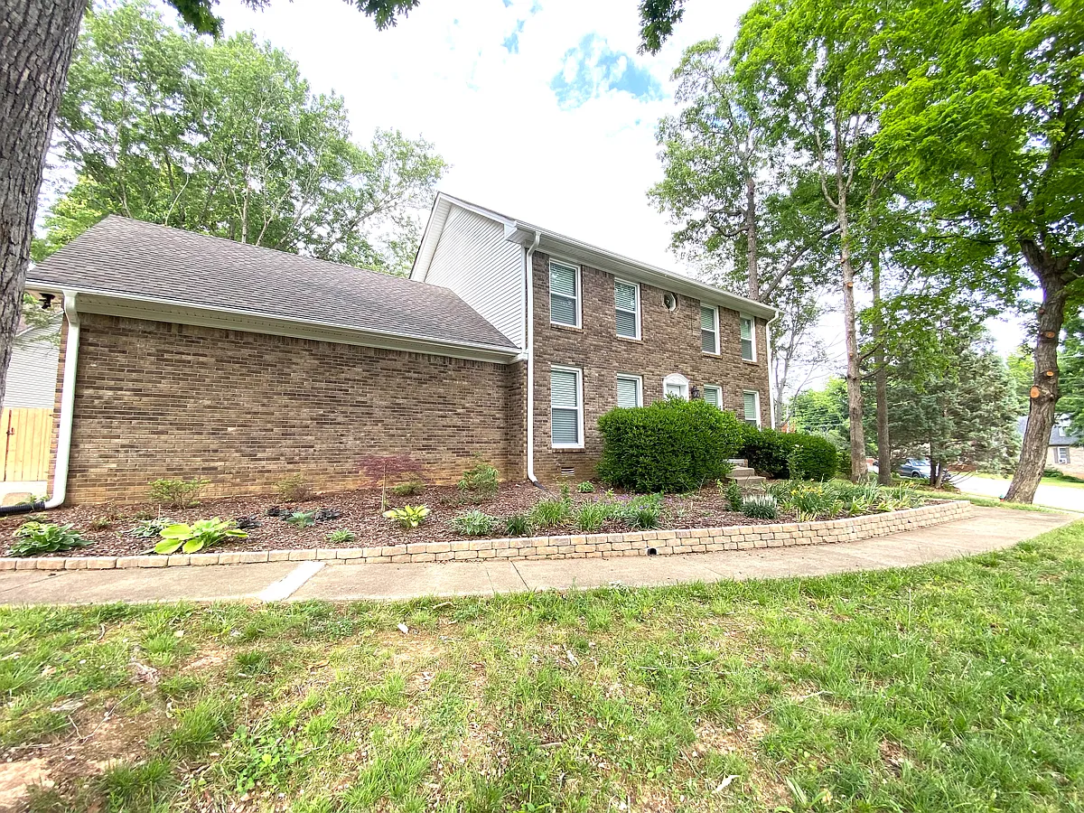 Building Photo - 1103 Rosebrook Dr