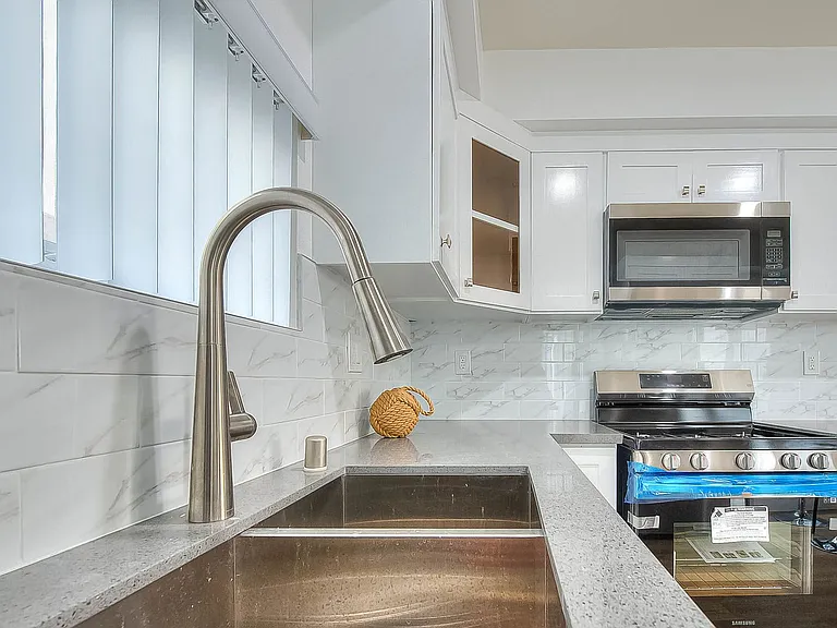 11732 Hamlin St — Photo 7