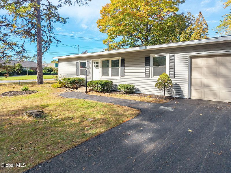 3rd image of 543 Clayton Road