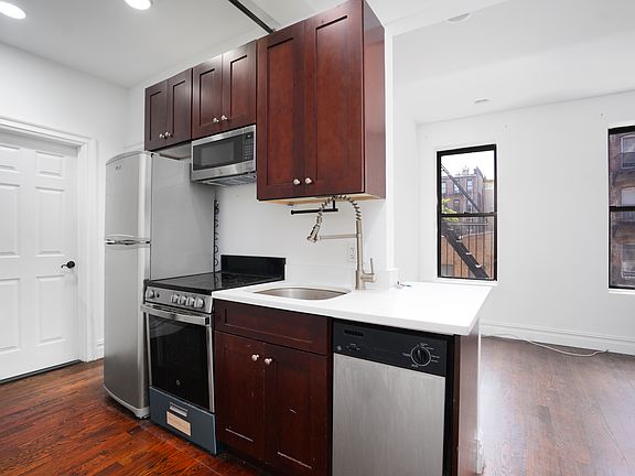 2nd image of 331 E 9th St APT 4