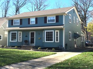 592 Lake Forest Dr, Bay Village, OH