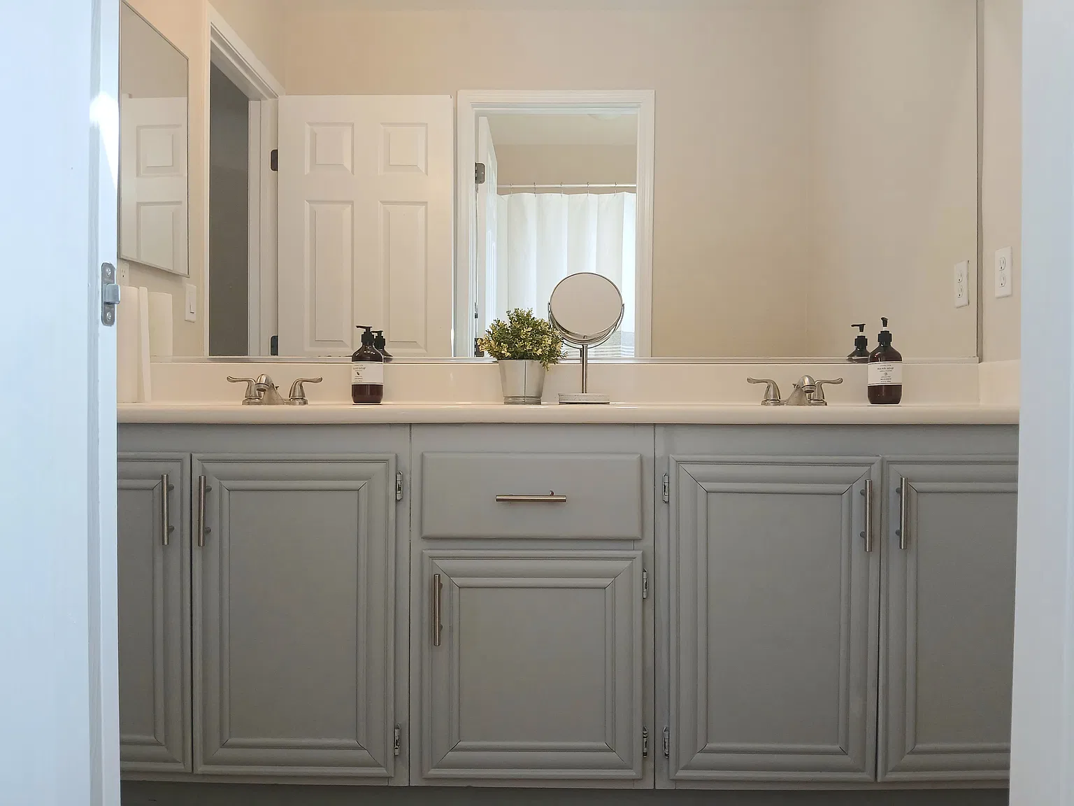 4 bed, 2.5 bath, 2533 sqft, $900 — Photo 1