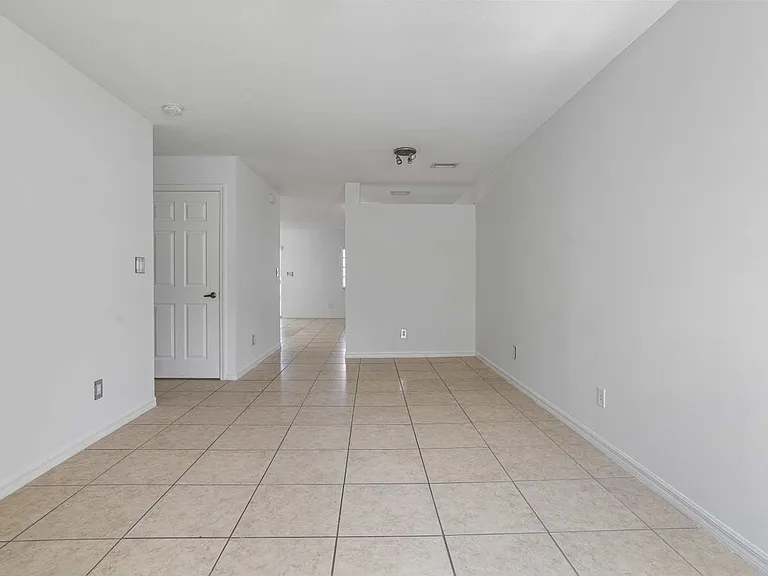 330 SW 2nd Ave #3 — Photo 3