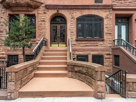 2nd image of 43 W 94th St